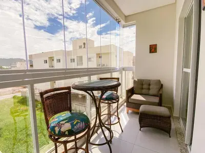 Uma área de estar em Apto encantador, prédio novo com piscina - 0116