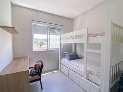 Uma cama ou camas num quarto em Apto encantador, prédio novo com piscina - 0116
