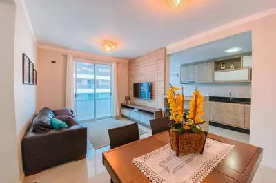 A planta de Amplo apartamento com 2 suítes na praia - 0118