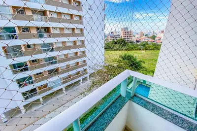 A planta de Amplo apartamento com 2 suítes na praia - 0118