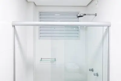 A planta de Amplo apartamento com 2 suítes na praia - 0118