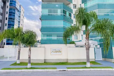 A planta de Amplo apartamento com 2 suítes na praia - 0118