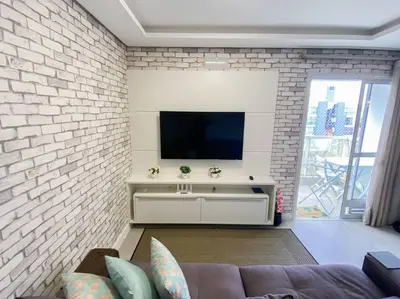 Uma televisão e/ou sistema de entretenimento em Lindo apto á 150 metros da praia de Palmas - 0125