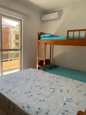 Uma cama ou camas num quarto em Apartamento 50 metros do Mar