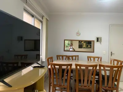 Uma televisão e/ou sistema de entretenimento em Apartamento 50 metros do Mar