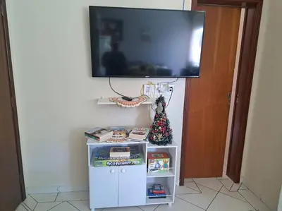 Uma televisão e/ou sistema de entretenimento em Praia de Palmas 2 Qtos 2 suítes