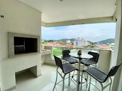 Uma televisão e/ou sistema de entretenimento em Residencial Saul Bertemes - Apto 2 Dormitórios Praia de Bombas