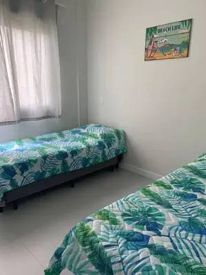 Uma cama ou camas num quarto em Apto Familiar em ótima praia!