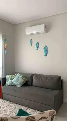 Uma área de estar em Apto Familiar em ótima praia!