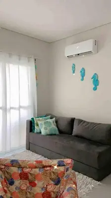 Uma área de estar em Apto Familiar em ótima praia!