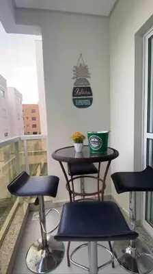 Uma área de estar em Apto Familiar em ótima praia!