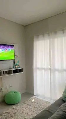 Uma televisão e/ou sistema de entretenimento em Apto Familiar em ótima praia!