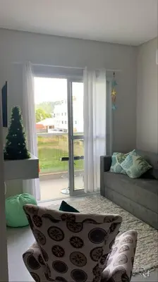 Uma área de estar em Apto Familiar em ótima praia!