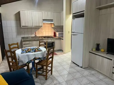 A cozinha ou kitchenette de Apartamento no centro de Bombinhas, um quarto