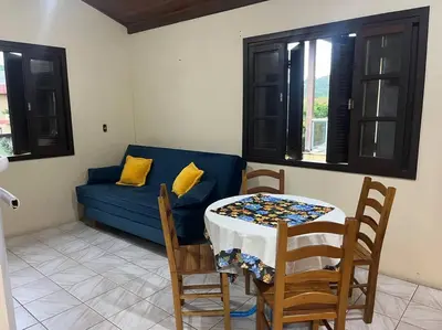 Uma área de estar em Apartamento no centro de Bombinhas, um quarto