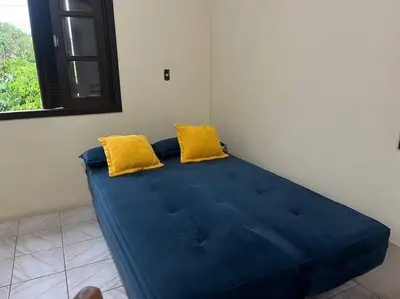 Uma cama ou camas num quarto em Apartamento no centro de Bombinhas, um quarto