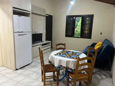 A cozinha ou kitchenette de Apartamento no centro de Bombinhas, um quarto