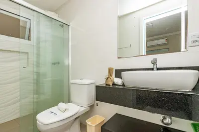 A planta de Yasmin 101 – Lindo Apartamento com Vista Panorâmica para o Mar em Quatro Ilhas, com Roupa de Cama e Toalhas Inclusas.