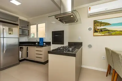 A planta de Yasmin 101 – Lindo Apartamento com Vista Panorâmica para o Mar em Quatro Ilhas, com Roupa de Cama e Toalhas Inclusas.