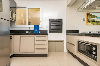 A planta de Yasmin 101 – Lindo Apartamento com Vista Panorâmica para o Mar em Quatro Ilhas, com Roupa de Cama e Toalhas Inclusas.