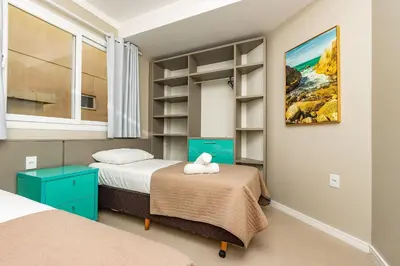 A planta de Yasmin 101 – Lindo Apartamento com Vista Panorâmica para o Mar em Quatro Ilhas, com Roupa de Cama e Toalhas Inclusas.