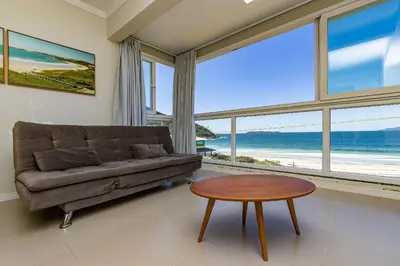 A planta de Yasmin 101 – Lindo Apartamento com Vista Panorâmica para o Mar em Quatro Ilhas, com Roupa de Cama e Toalhas Inclusas.