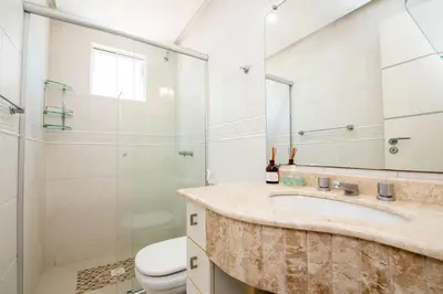 Uma casa de banho em Apto a 250m da praia na Barra Sul SV7987