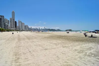 Uma praia em ou perto do apartamento