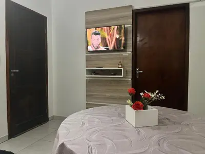 Uma televisão e/ou sistema de entretenimento em B208 - Apto 2 quartos Bombas perto do mar - SC