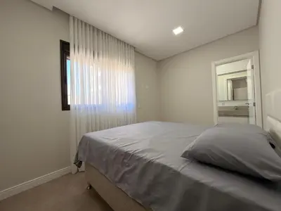 Uma cama ou camas num quarto em Residencial Benjamin - Apartamento garden a 2 minutos da praia de Palmas, com espaços internos e externos amplos para até 8 pessoas