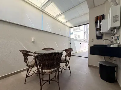 A cozinha ou kitchenette de Residencial Benjamin - Apartamento garden a 2 minutos da praia de Palmas, com espaços internos e externos amplos para até 8 pessoas