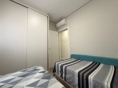 Uma cama ou camas num quarto em Residencial Benjamin - Apartamento garden a 2 minutos da praia de Palmas, com espaços internos e externos amplos para até 8 pessoas