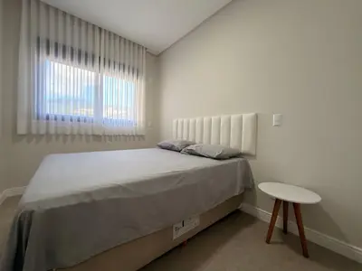 Uma cama ou camas num quarto em Residencial Benjamin - Apartamento garden a 2 minutos da praia de Palmas, com espaços internos e externos amplos para até 8 pessoas