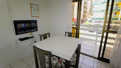 Uma televisão e/ou sistema de entretenimento em 1018 Apartamento na quadra do mar um dormitório