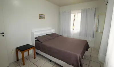 Uma cama ou camas num quarto em 1018 Apartamento na quadra do mar um dormitório