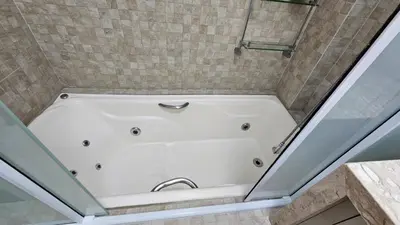 A planta de Apto Meia Praia Itapema SC com banheira,churrasqueira,garagem