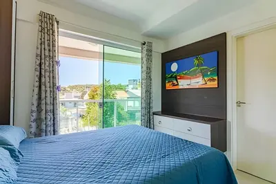 Uma cama ou camas num quarto em Apartamento 2 dormitorios no Centro de Bombinhas.