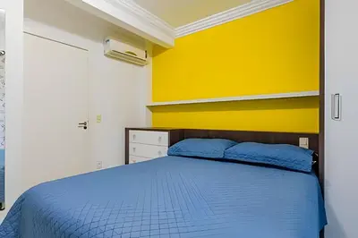 Uma cama ou camas num quarto em Apartamento 2 dormitorios no Centro de Bombinhas.
