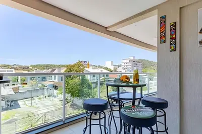 Uma varanda ou terraço em Apartamento 2 dormitorios no Centro de Bombinhas.