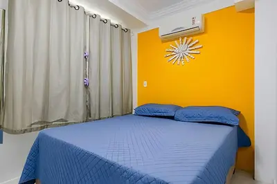 Uma cama ou camas num quarto em Apartamento 2 dormitorios no Centro de Bombinhas.