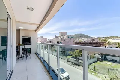 Uma varanda ou terraço em Apartamento 2 dormitorios no Centro de Bombinhas.