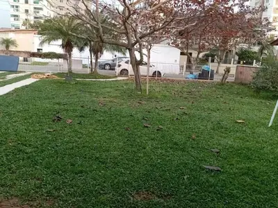 A planta de Casa confortável com amplo espaço a 800 m da praia