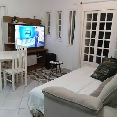 Casa confortável com amplo espaço a 800 m da praia