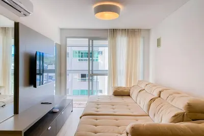 Uma televisão e/ou sistema de entretenimento em Amplo Apto de 3 Dor a 300m da praia de Palmas! 0324