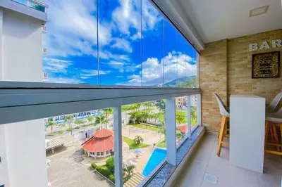Uma varanda ou terraço em Amplo Apto de 3 Dor a 300m da praia de Palmas! 0324