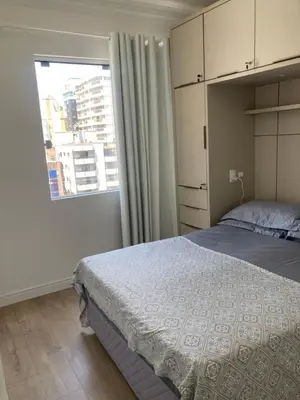 Uma cama ou camas num quarto em Apartamento meia praia 150m da praia