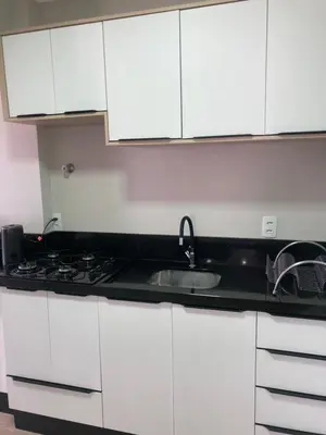 A cozinha ou kitchenette de Apartamento meia praia 150m da praia