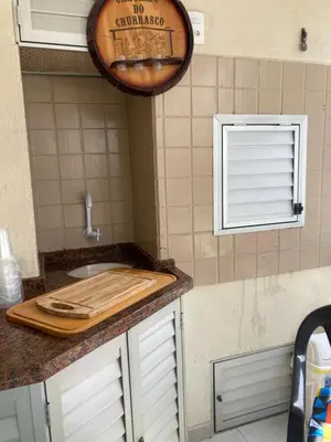 A cozinha ou kitchenette de Apartamento meia praia 150m da praia