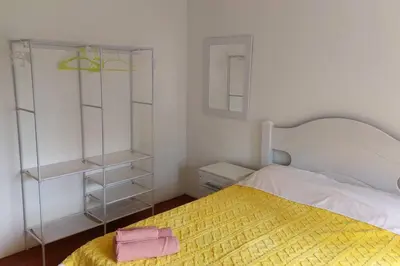 Uma cama ou camas num quarto em Reveillon mínimo 5 dias - Apartamento 2 quartos com Ar e Garagem 100m mar