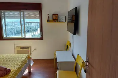 Uma televisão e/ou sistema de entretenimento em Reveillon mínimo 5 dias - Apartamento 2 quartos com Ar e Garagem 100m mar
